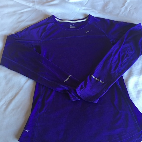 Nike Tops - Longs sleeve active tee